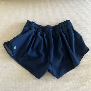Lululemon Hotty Hot 2.5 lined short